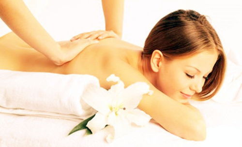 睡前互按涌泉穴，夫妻養生情更深